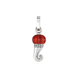Ciondolo Chantecler Et Voilà in argento con resina di corallo rosso incisa a mano con un diamante taglio brillante
